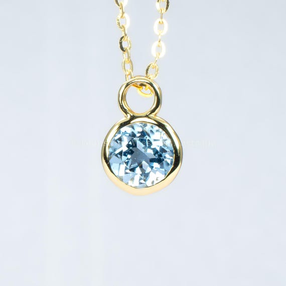 Round Aquamarine Pendant in 18K Yellow Gold