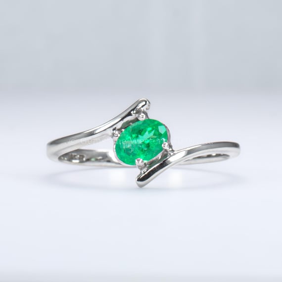 Oval Colombian Emerald East-West Open Band Ring in 18K Gold