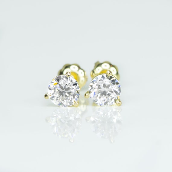 1.0 carats Round Diamond Stud Earrings in 18K Yellow Gold