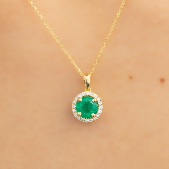 RRV: 9.500 - 1 carat Colombian Emerald and 20 Diamonds Pendant in 18K