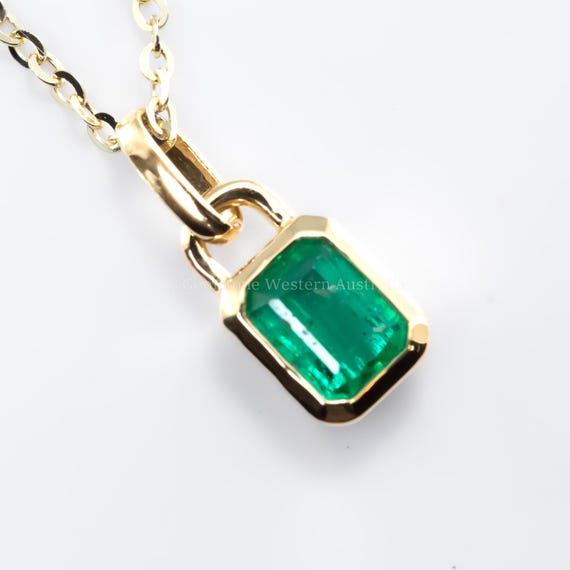 0.41ct Colombian Emerald Pendant in Emerald Cut | 18K Yellow Gold