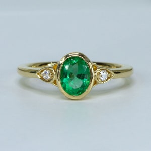 18K Gold Oval Cut Emerald Ring Colombian Emerald and Diamonds Ring