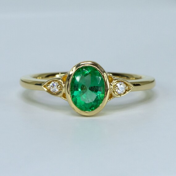18K Gold Oval Cut Emerald Ring Colombian Emerald and Diamonds Ring