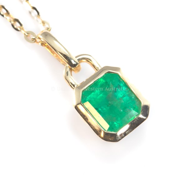 0.41ct Colombian Emerald Pendant in Emerald Cut | 18K Yellow Gold