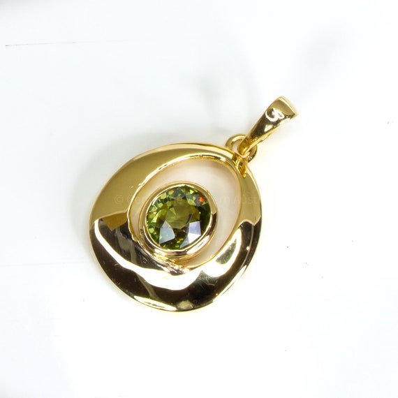 Natural Alexandrite Pendant in 18K Yellow Gold