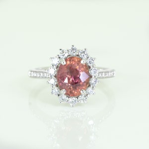 Anello in zaffiro Padparadscha naturale con aureola di diamanti in oro 18 carati
