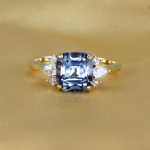 Anillo de tanzanita natural y diamantes en oro amarillo de 18 quilates