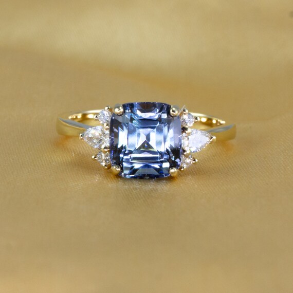 Natural Tanzanite and Diamonds Ring in 18K Yellow Gold
