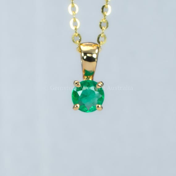 Petite Colombian Emerald Pendant in 18K Yellow Gold
