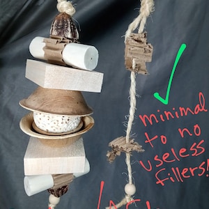 Pu&ograve; includere: Immagine prima e dopo di un giocattolo per uccelli. L'immagine prima mostra un giocattolo per uccelli con molti materiali diversi, tra cui cartone, legno e gusci di cocco. L'immagine dopo mostra un giocattolo per uccelli con solo pochi materiali, tra cui legno e corda. Il testo "minimal to no useless fillers!" &egrave; scritto sull'immagine.