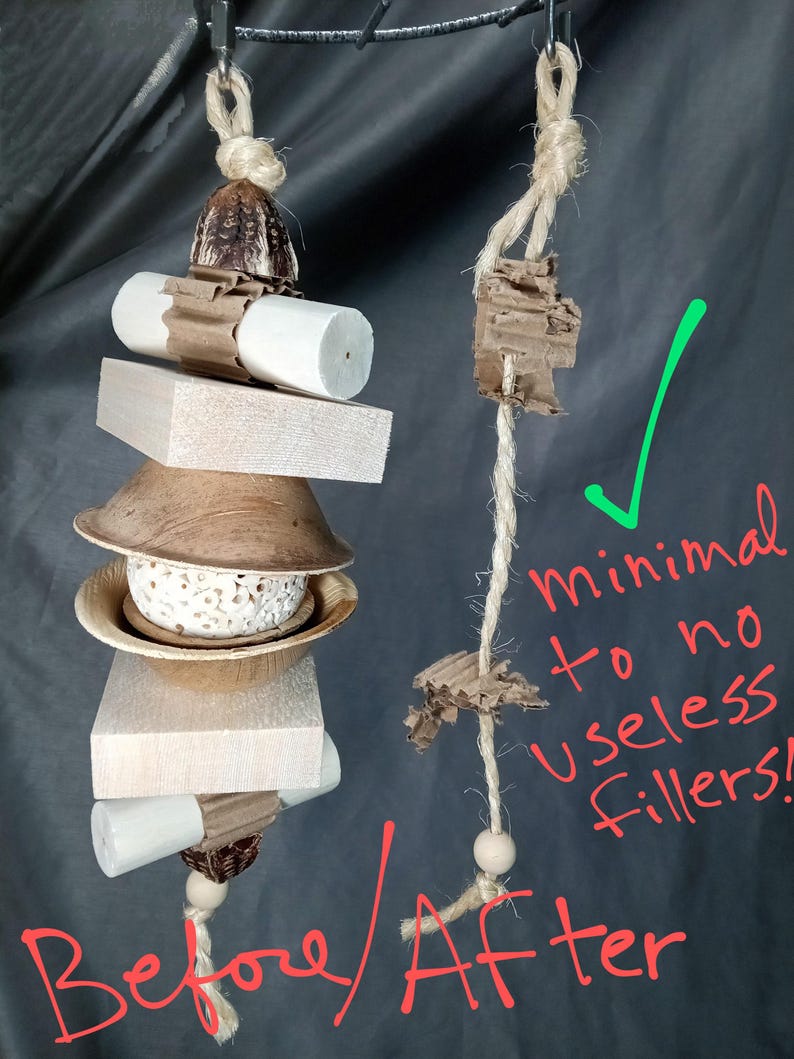 Pu&ograve; includere: Immagine prima e dopo di un giocattolo per uccelli. L'immagine prima mostra un giocattolo per uccelli con molti materiali diversi, tra cui cartone, legno e gusci di cocco. L'immagine dopo mostra un giocattolo per uccelli con solo pochi materiali, tra cui legno e corda. Il testo "minimal to no useless fillers!" &egrave; scritto sull'immagine.