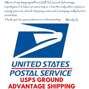Puede incluir: Un fondo blanco con el logotipo azul de USPS y texto. El texto dice "UNITED STATES POSTAL SERVICE USPS GROUND ADVANTAGE SHIPPING" en rojo y azul. Texto adicional explica los detalles de env&iacute;o.
