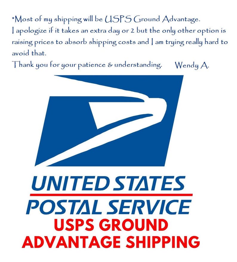 Puede incluir: Un fondo blanco con el logotipo azul de USPS y texto. El texto dice "UNITED STATES POSTAL SERVICE USPS GROUND ADVANTAGE SHIPPING" en rojo y azul. Texto adicional explica los detalles de env&iacute;o.