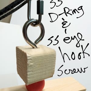 Puede incluir: Primer plano de un bloque de madera con un tornillo de gancho de ojo de metal y una bola roja. El gancho de ojo est&aacute; conectado a una anilla en D de metal y a un mosquet&oacute;n. El texto en la imagen dice "SS D-Ring & SS eye hook Screw."