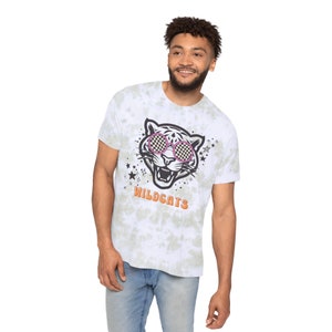T-shirt coloré tie-dye de professeur de mascotte d'esprit d'école de chat sauvage génial