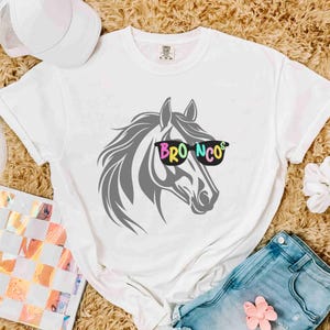 Camiseta con el espíritu escolar de la mascota Bronco con gafas de sol y letras coloridas, camiseta de mascota del equipo personalizada, camiseta del día del juego, camiseta del equipo favorito
