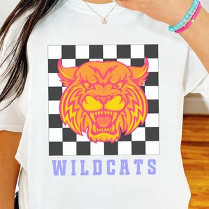 T-shirt de professeur mascotte d'école audacieux chat sauvage