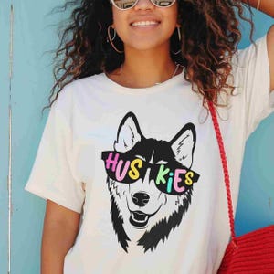 Camiseta con lentes de sol con letras coloridas, mascota de huskies, divertida camiseta de espíritu escolar para maestros, camiseta de mascota de equipo personalizada, camiseta del día del juego, camiseta del equipo favorito