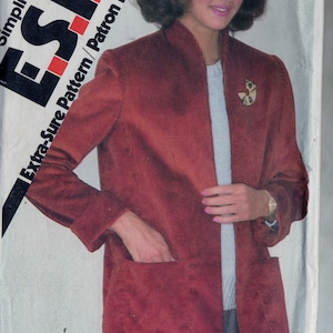 Könnte beinhalten: Eine rote Cordjacke mit weißem Kragen und Reißverschluss. Die Jacke hat eine Tasche auf der linken Seite und eine Brosche auf der rechten Seite. Die Musternummer ist 9619 und der Preis beträgt 1,35 €.