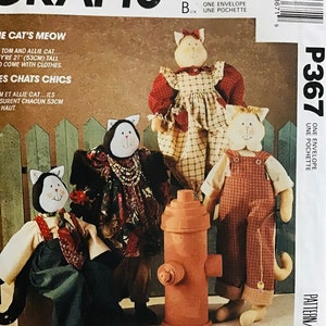 Op de afbeelding: Een naaipatroon voor het maken van vier pluche katten speelgoed. Het patroon bevat instructies voor het maken van een brandkraan speelgoed. Het patroon heet "The Cat's Meow" en bevat instructies voor het maken van twee katten die 53 cm lang zijn en twee katten die 21 inch lang zijn.