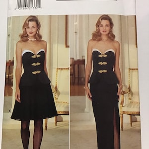 Puede incluir: Un patrón de costura para un vestido sin tirantes con un corpiño ajustado y una falda con una abertura. El patrón es para las tallas 14-16-18 y es de Jessica Howard.