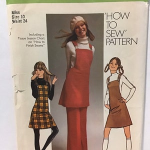 Puede incluir: Un patrón de costura vintage para un vestido con dos estilos diferentes. El patrón es para las tallas 10-24 e incluye instrucciones sobre cómo terminar las costuras. El patrón es de Simplicity y se llama 'How to Sew' Pattern.