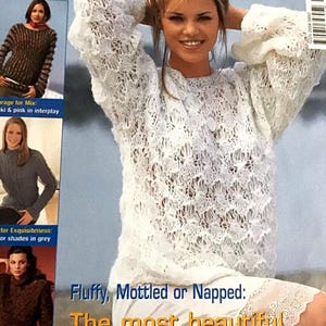 Può includere: Copertina della rivista di maglieria "Sandra" con una donna che indossa un maglione bianco a trama aperta e una sottoveste. Il testo recita: "Fluffy, Mottled or Napped: The most beautiful trends for cold days."
