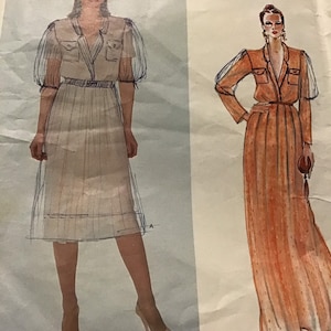 Könnte beinhalten: Vogue American Designer Schnittmuster mit zwei Kleiderdesigns von John Anthony. Die Illustrationen zeigen ein Kleid mit plissiertem Rock und ein langärmeliges Kleid mit plissiertem Rock. Die Kleider haben einen Kragen und einen Gürtel in der Taille.