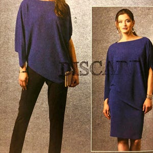 Puede incluir: Un patrón de costura para un vestido azul con cuello de barco y un diseño drapeado. El patrón es de Tom y Linda Platt.