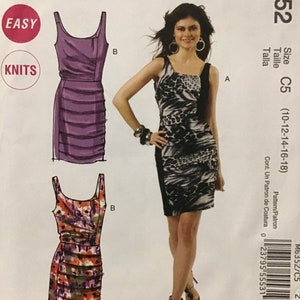 Puede incluir: Un patrón de costura para un vestido sin mangas con un corpiño fruncido. El patrón es para las tallas 10-12-14-16-18. El patrón es de McCall's y el número del patrón es M6352.