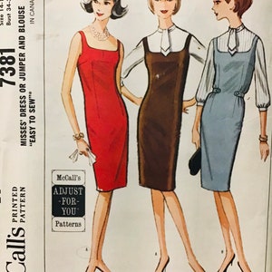 Puede incluir: Un patrón de costura vintage para un vestido o un jersey y una blusa. El patrón es para las tallas 14-16 y tiene una medida de pecho de 86-91 cm. El patrón se titula "Vestido o jersey y blusa para mujeres" y está etiquetado como "Fácil de coser".