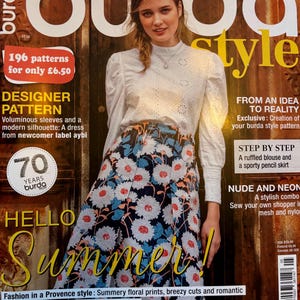 以下が含まれることがあります： Burda Style誌の表紙には、白いブラウスと花柄のスカートを着た女性が写っています。「HELLO Summer!」と「196 patterns for only £6.50」というテキストも含まれています。