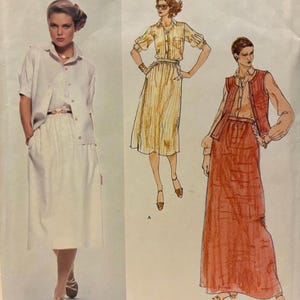 Puede incluir: Patrón de costura vintage Vogue American Designer n.º 1672 de Calvin Klein. El patrón presenta tres estilos diferentes: una blusa y una falda blancas, una blusa y una falda a rayas, y un chaleco con una falda.