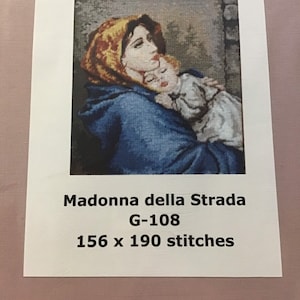 Può includere: Uno schema di punto croce che rappresenta un dipinto della Madonna con Bambino. Lo schema è intitolato "Madonna della Strada" e ha un conteggio di punti di 156 x 190.