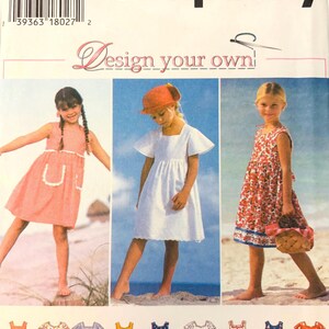 Könnte beinhalten: Simplicity Schnittmuster Nummer 9562, Größe AA 2, 3, 4, für ein Mädchenkleid. Das Schnittmuster enthält drei verschiedene Kleidstyles: ein Gingham-Kleid mit einer Tasche, ein weißes Kleid mit kurzen Ärmeln und ein Kleid mit Blumendruck und Rüschen. Das Schnittmuster enthält auch verschiedene Stoffoptionen für das Kleid.