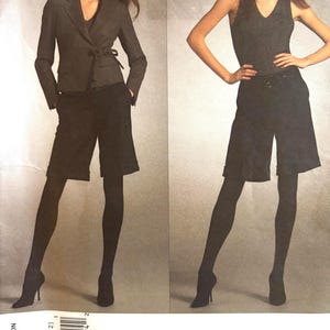 Pode incluir: Um padrão de moda com duas mulheres modelando designs da DKNY. Uma usa um blazer e shorts, a outra um top sem mangas e shorts. O padrão inclui informações de tamanho e o logotipo da DKNY.