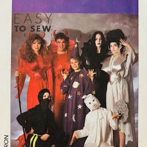 Puede incluir: Un patrón de costura Simplicity para cinco disfraces de Halloween. Los disfraces incluyen un diablo, una bruja, un mago, un ninja y un fantasma. El patrón está etiquetado como "Fácil de coser".