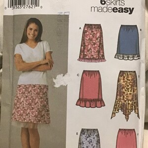 Peut inclure: Un patron de couture pour six jupes, intitulé "Simplicity 6 jupes faciles à réaliser". Le patron comprend six styles de jupes différents, chacun avec un imprimé et un design de volants différents. Le patron est pour les tailles 6, 8, 10 et 12.