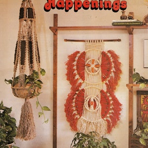 Peut inclure: Deux tentures murales en macramé, l'une est un porte-plantes avec un cordon brun et beige, l'autre est une grande tenture murale avec un cordon rouge et blanc. Les deux tentures présentent des franges et un motif géométrique. Le texte "Macrame Happenings" est imprimé en lettres rouges en haut de l'image.