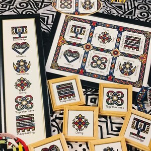 Könnte beinhalten: Ein gerahmtes Kreuzstich-Sampler mit dem Titel "Wisdom & Harmony" mit verschiedenen geometrischen Designs und Wörtern wie "Knowledge", "Wisdom" und "Harmony". Der Sampler enthält mehrere kleinere gerahmte Stücke mit ähnlichen Motiven. Die Rahmengröße beträgt 40,32 cm x 36,20 cm.