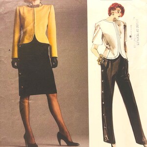 Puede incluir: Patrón de costura Vogue Patterns con un conjunto de chaqueta amarilla y falda negra, y un conjunto de top blanco y pantalón negro. El patrón incluye el texto "GIVENCHY" y "PARIS ORIGINAL". Número de patrón 1665.