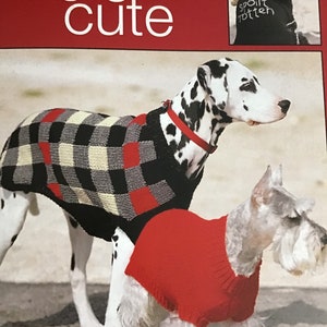 Könnte beinhalten: Zwei Hunde tragen gestrickte Pullover. Ein Dalmatiner trägt einen schwarz-weiß karierten Pullover mit roten Akzenten und ein kleiner weißer Hund trägt einen roten Pullover. Der Text "dog gone cute" befindet sich oben im Bild.