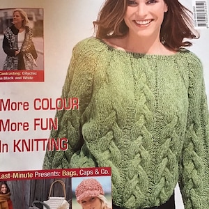 Può includere: La copertina di "Sandra: The Knitting Magazine" presenta una donna con un maglione verde a trecce. La copertina della rivista include il testo "More COLOUR More FUN In KNITTING" e "Last-Minute Presents: Bags, Caps & Co."