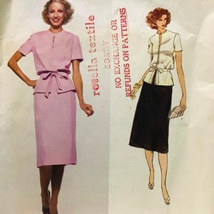 Puede incluir: Un patrón de costura vintage Vogue Paris Original para un conjunto de vestido y falda. El patrón es para la talla 1875 y está diseñado por Molyneux. El patrón presenta un vestido rosa con cinturón y una falda negra.