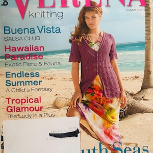 Op de afbeelding: Een Burda Verena breimagazine uit de zomer van 2010 met een paars gebreid vest met korte mouwen over een kleurrijke jurk met bloemenprint. De tekst op de cover bevat titels zoals Buena Vista, Hawaiian Paradise en South Seas.