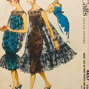 Pode incluir: Padrão de costura vintage McCall's para um vestido trapézio e bainha de renda ou tecido transparente para mulheres. O número do padrão é 4657 e o tamanho do busto é 32. O padrão é impresso em um fundo branco com ilustrações de três mulheres vestindo o vestido.