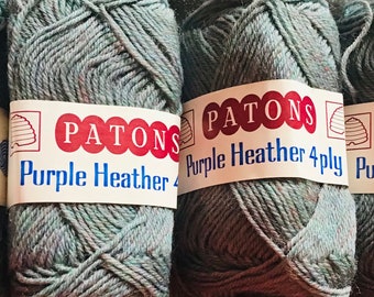 Puede incluir: Cuatro ovillos de hilo Patons Purple Heather 4 hebras. El hilo es de color azul claro con un sutil efecto jaspeado.