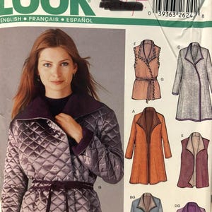 Peut inclure: Un patron de couture pour une veste matelassée avec une ceinture à nouer. Le patron comprend plusieurs variantes, dont un gilet sans manches et un long manteau. Le patron est de New Look et est de taille A 6-16.