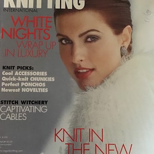 Może przedstawiać: Okładka magazynu Vogue Knitting przedstawiająca kobietę w białym futrzanym kołnierzu i tekst "White Nights Wrap Up In Luxury" oraz "Knit In The New Millennium!"