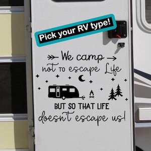 Calcomanía personalizada para autocaravana: "Acampamos, no para escapar de la vida". Frase de camping.